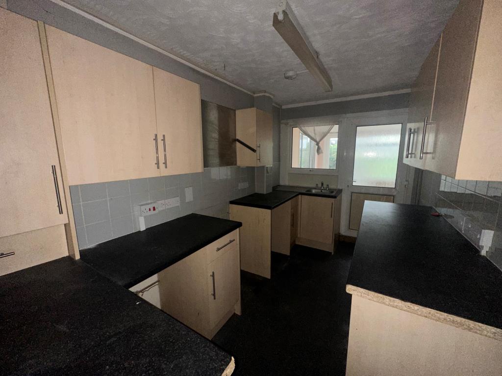 Lot: 137 - HOUSE IN NEED OF IMPROVEMENT - Kitchen